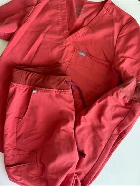 FIGS Scrub Set - Clay - Catarina One Pocket / Zamora Jogger